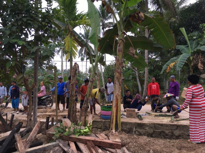 Kegiatan Kerja Bakti Dalam Rangka Perlombaan Dasawisma Di RT. 14 Kelurahan Tanah Merah