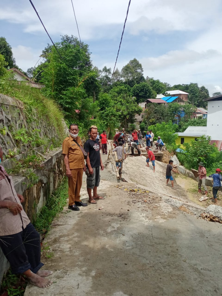 Kerja Bakti Tanah Longsor di wilayah RT. 03 Kelurahan Tanah Merah