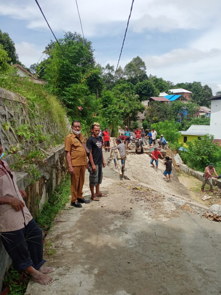 Kerja Bakti Tanah Longsor di wilayah RT. 03 Kelurahan Tanah Merah