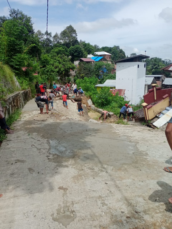 Kerja Bakti Tanah Longsor di wilayah RT. 03 Kelurahan Tanah Merah