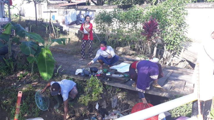 Kerja Bakti Pembersihan Draenase dilingkungan Kelurahan Tanah Merah di Jalan Citanduy RT. 23 dan 24