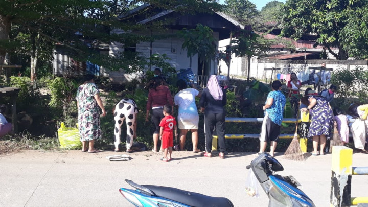 Kerja Bakti Pembersihan Draenase dilingkungan Kelurahan Tanah Merah di Jalan Citanduy RT. 23 dan 24