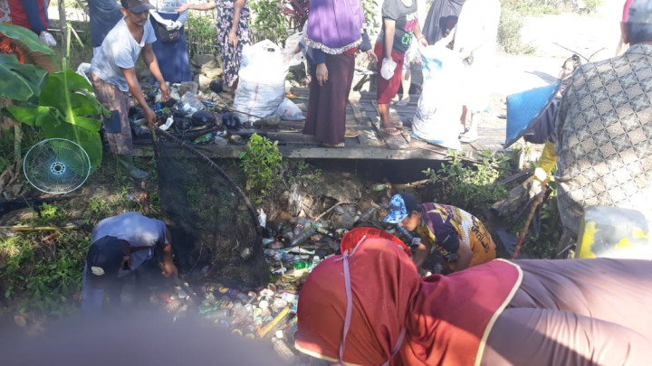 Kerja Bakti Pembersihan Draenase dilingkungan Kelurahan Tanah Merah di Jalan Citanduy RT. 23 dan 24