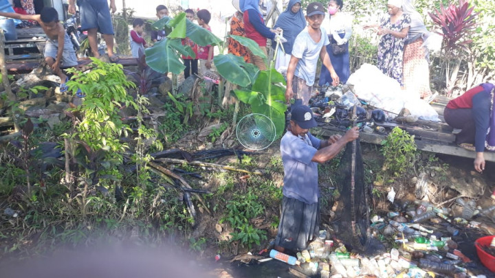 Kerja Bakti Pembersihan Draenase dilingkungan Kelurahan Tanah Merah di Jalan Citanduy RT. 23 dan 24