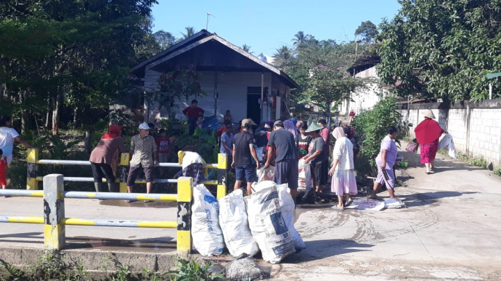 Kerja Bakti Pembersihan Draenase dilingkungan Kelurahan Tanah Merah di Jalan Citanduy RT. 23 dan 24