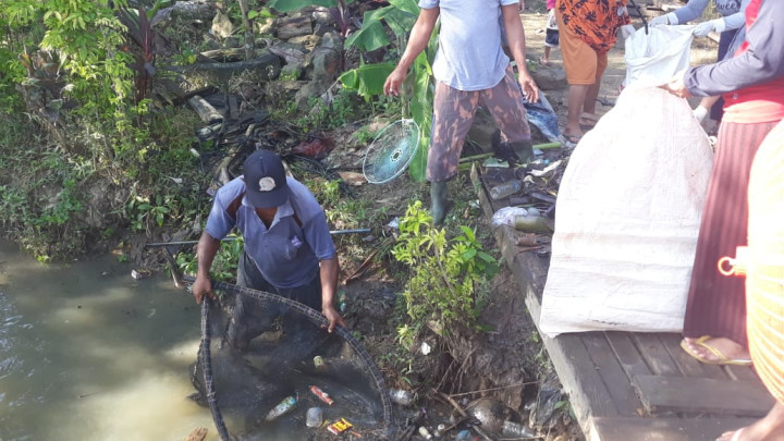 Kerja Bakti Pembersihan Draenase dilingkungan Kelurahan Tanah Merah di Jalan Citanduy RT. 23 dan 24