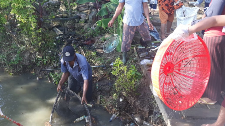 Kerja Bakti Pembersihan Draenase dilingkungan Kelurahan Tanah Merah di Jalan Citanduy RT. 23 dan 24