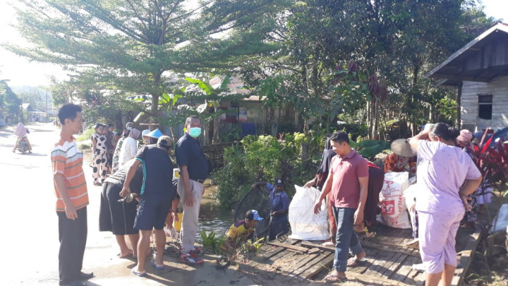 Kerja Bakti Pembersihan Draenase dilingkungan Kelurahan Tanah Merah di Jalan Citanduy RT. 23 dan 24