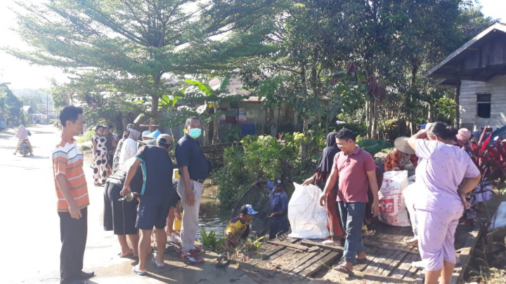 Kerja Bakti Pembersihan Draenase dilingkungan Kelurahan Tanah Merah di Jalan Citanduy RT. 23 dan 24