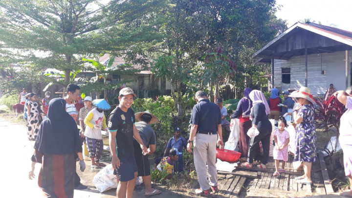 Kerja Bakti Pembersihan Draenase dilingkungan Kelurahan Tanah Merah di Jalan Citanduy RT. 23 dan 24
