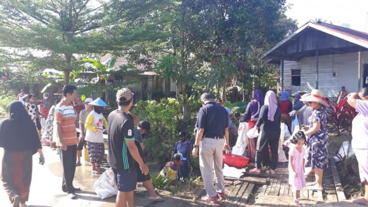 Kerja Bakti Pembersihan Draenase dilingkungan Kelurahan Tanah Merah di Jalan Citanduy RT. 23 dan 24