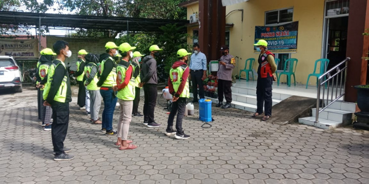 Kegiatan Penyemprotan  Desenfektan dilingkungan Kelurahan Tanah Merah