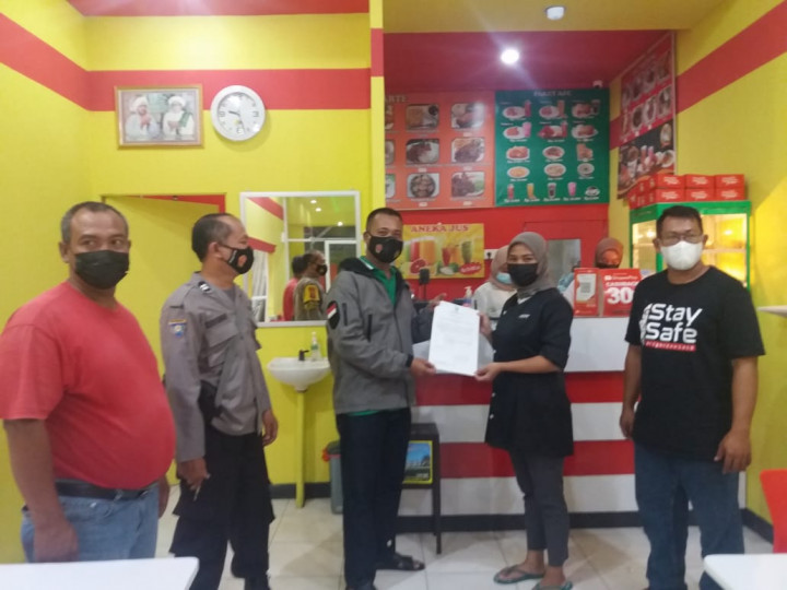 Kegiatan monitor intruksi walikota no 2 thn 2021 bersama lurah.babinkmtbmas.ketua lpm.dan fkpm.kel tanh merah .pada cafe dan warung makan dll