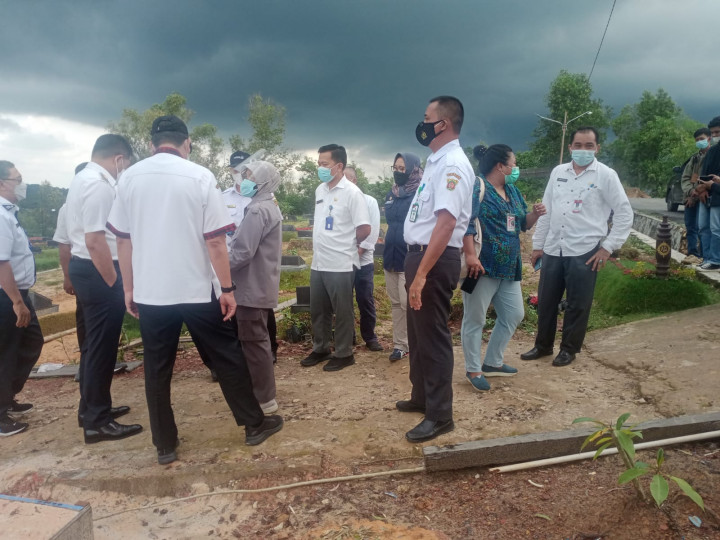 Walikota Samarinda  dan rombong meninjau pemakaman covid.19 serayu Kelurahan Tanah Merah   hari. rabu. 14 Juli 2021