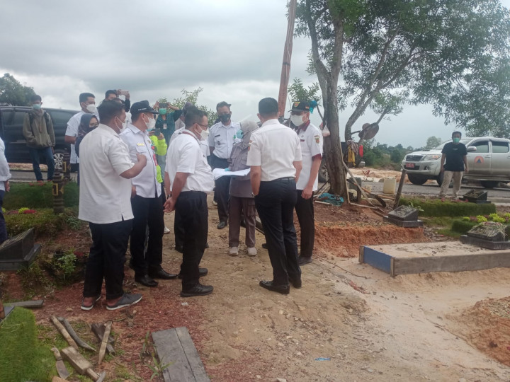 Walikota Samarinda  dan rombong meninjau pemakaman covid.19 serayu Kelurahan Tanah Merah   hari. rabu. 14 Juli 2021