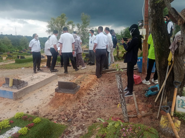 Walikota Samarinda  dan rombong meninjau pemakaman covid.19 serayu Kelurahan Tanah Merah   hari. rabu. 14 Juli 2021