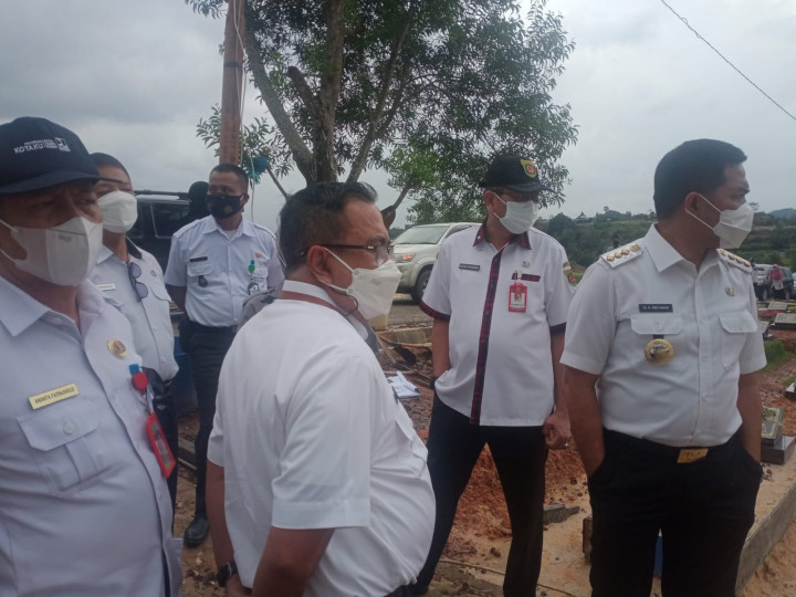 Walikota Samarinda  dan rombong meninjau pemakaman covid.19 serayu Kelurahan Tanah Merah   hari. rabu. 14 Juli 2021
