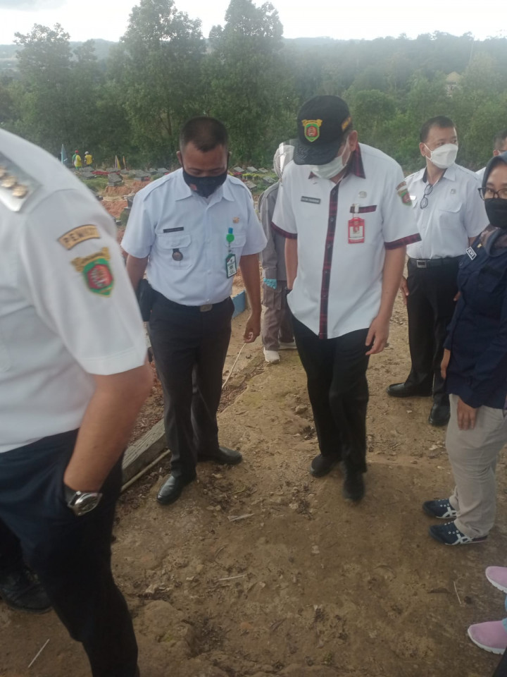 Walikota Samarinda  dan rombong meninjau pemakaman covid.19 serayu Kelurahan Tanah Merah   hari. rabu. 14 Juli 2021