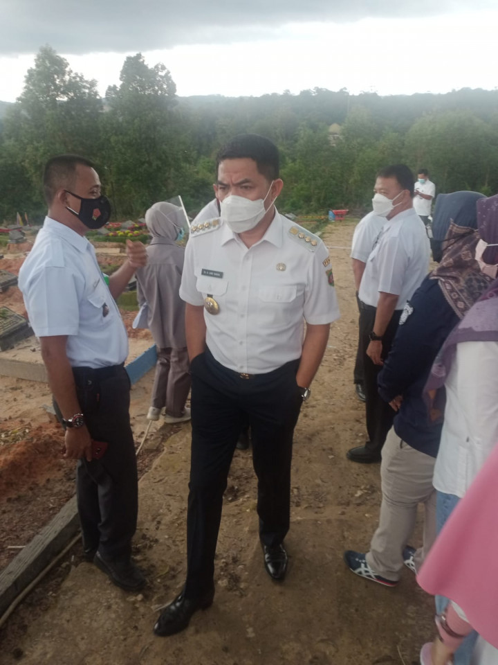 Walikota Samarinda  dan rombong meninjau pemakaman covid.19 serayu Kelurahan Tanah Merah   hari. rabu. 14 Juli 2021