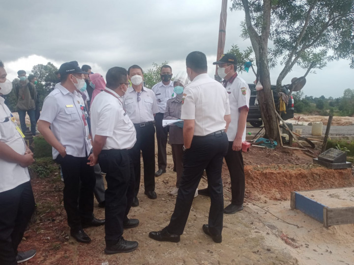 Walikota Samarinda  dan rombong meninjau pemakaman covid.19 serayu Kelurahan Tanah Merah   hari. rabu. 14 Juli 2021