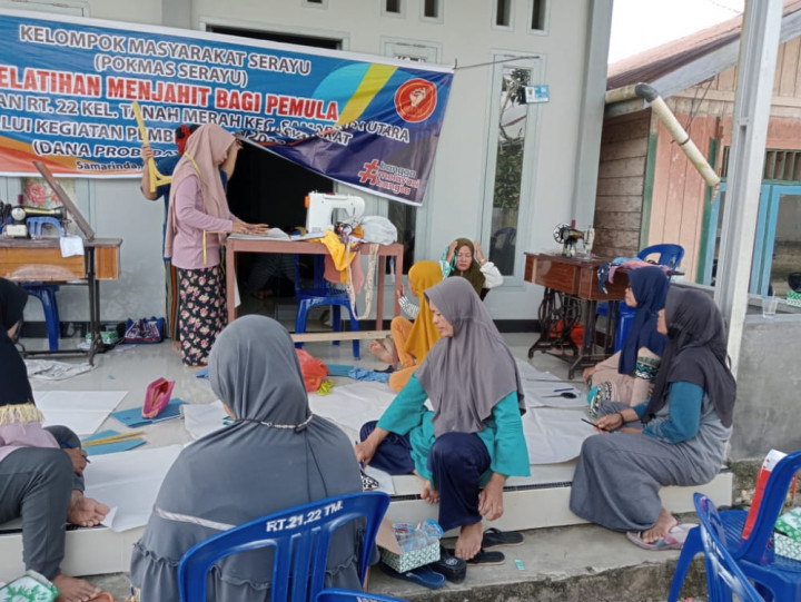 Kegiatan Pemberdayaan Kelurahan Tanah Merah ( Pelatihanh Menjahit Pemula RT.22 )