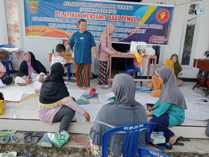 Kegiatan Pemberdayaan Kelurahan Tanah Merah ( Pelatihanh Menjahit Pemula RT.22 )