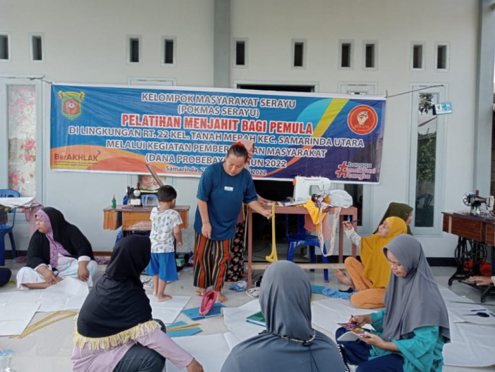 Kegiatan Pemberdayaan Kelurahan Tanah Merah ( Pelatihanh Menjahit Pemula RT.22 )