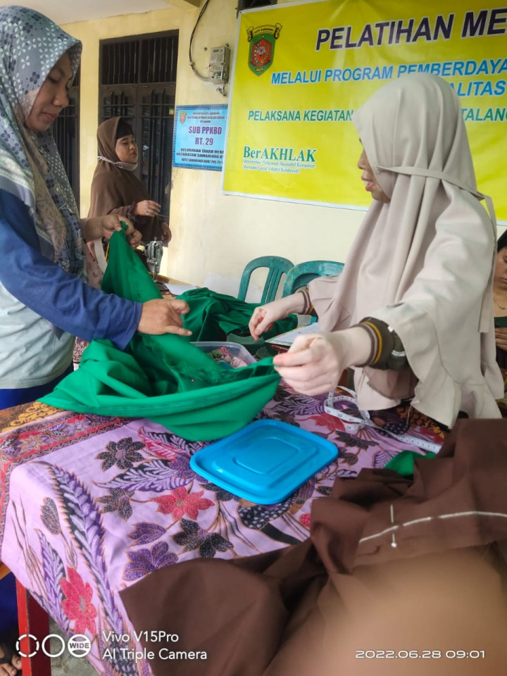 Kegiatan Pemberdayaan Kelurahan Tanah Merah ( Pelatihan Menjahit RT.29 )