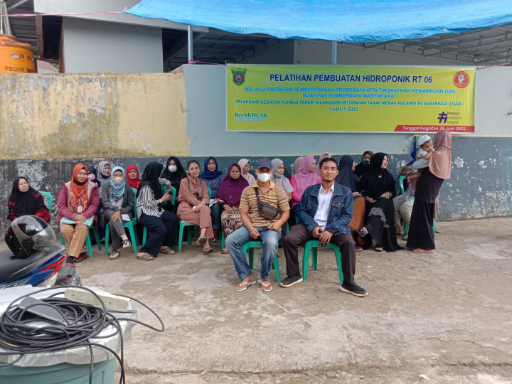 Kegiatan Pemberdayaan Kelurahan Tanah Merah ( Pembuatan Hidroponik  RT.06 )