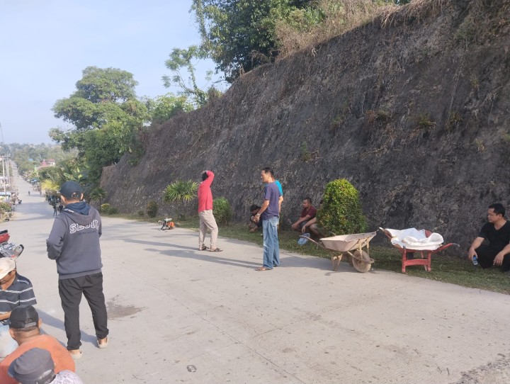 KEGIATAN GOTONG ROYONG DI JALAN SERAYU RT. 22 KELURAHAN TANAH MERAH