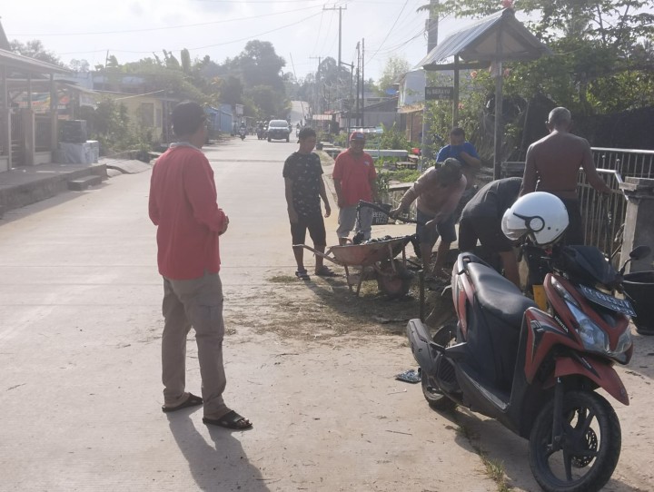 KEGIATAN GOTONG ROYONG DI JALAN SERAYU RT. 21 KELURAHAN TANAH MERAH