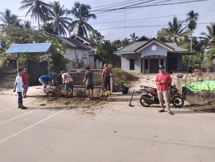 KEGIATAN GOTONG ROYONG DI JALAN SERAYU RT. 21 KELURAHAN TANAH MERAH