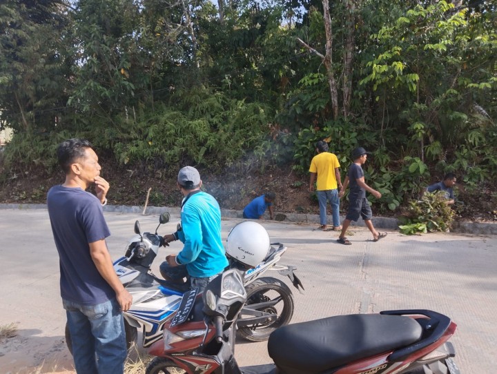 KEGIATAN GOTONG ROYONG DI JALAN SERAYU RT. 20 KELURAHAN TANAH MERAH