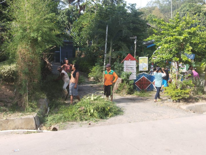 KEGIATAN GOTONG ROYONG DI JALAN SERAYU RT. 20 KELURAHAN TANAH MERAH