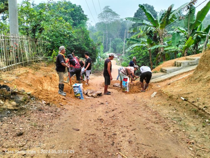KEGIATAN GOTONG ROYONG DI JALAN SERAYU RT. 27
