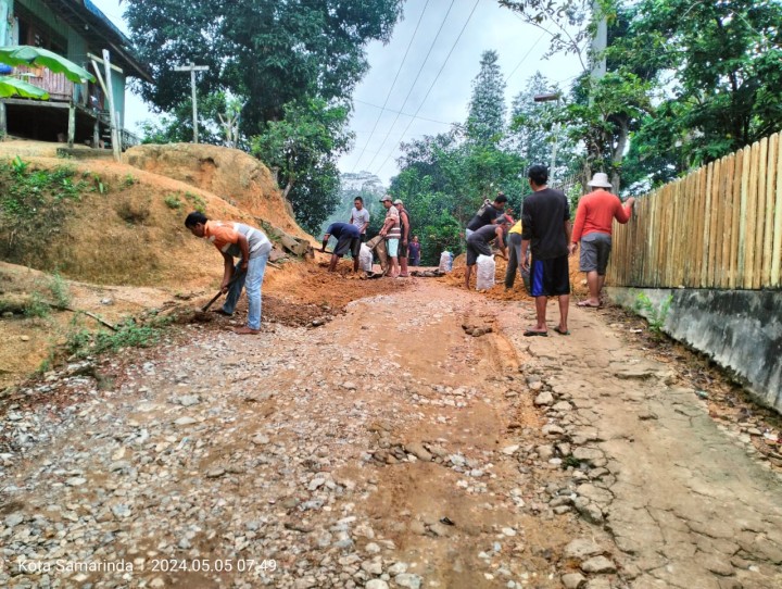 KEGIATAN GOTONG ROYONG DI JALAN SERAYU RT. 27