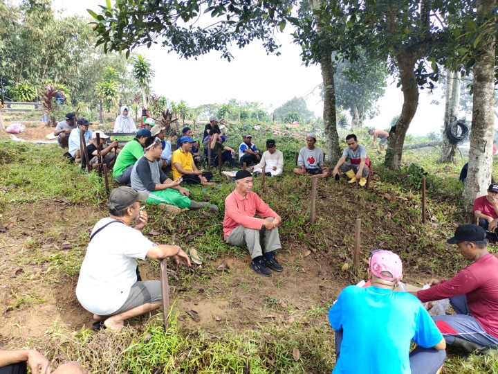 KEGIATAN GOTONG ROYONG MEMBERSIHKAN MAKAM WARGADI RT. 03, 05, 06, 07, 29, 30 DAN 31