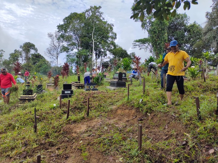 KEGIATAN GOTONG ROYONG MEMBERSIHKAN MAKAM WARGADI RT. 03, 05, 06, 07, 29, 30 DAN 31