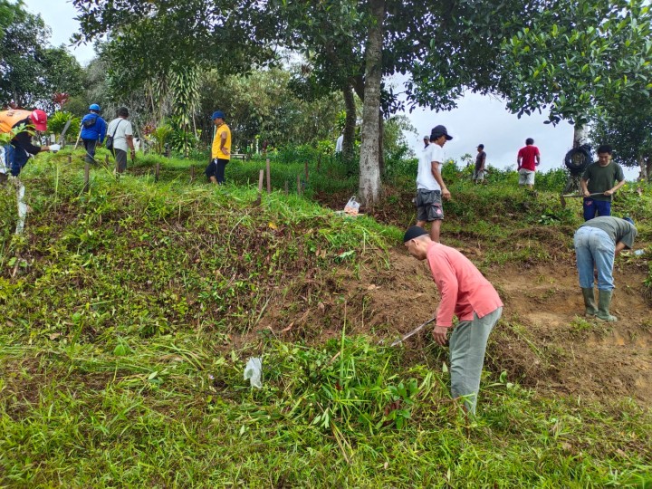 KEGIATAN GOTONG ROYONG MEMBERSIHKAN MAKAM WARGADI RT. 03, 05, 06, 07, 29, 30 DAN 31