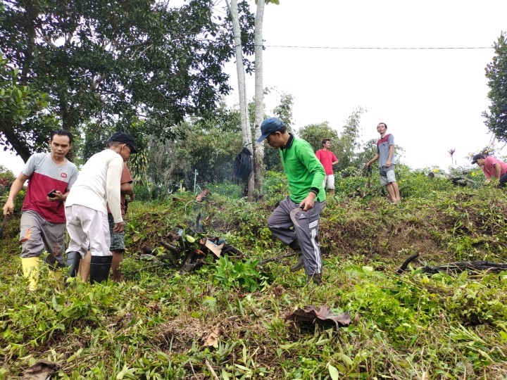 KEGIATAN GOTONG ROYONG MEMBERSIHKAN MAKAM WARGADI RT. 03, 05, 06, 07, 29, 30 DAN 31