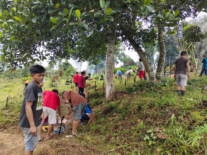 KEGIATAN GOTONG ROYONG MEMBERSIHKAN MAKAM WARGADI RT. 03, 05, 06, 07, 29, 30 DAN 31