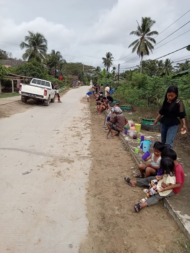 KEGIATAN GOTONG ROYONG DI JALAN MERAPI RT. 13