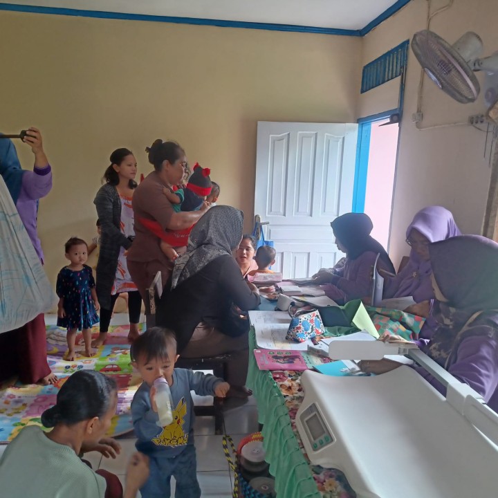 Penimbangan Balita Di Posyandu Mawar Jl.Citanduy RT.24 Kelurahan Tanah Merah