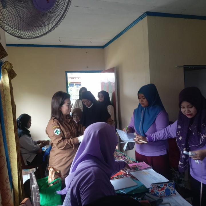 Penimbangan Balita Di Posyandu Mawar Jl.Citanduy RT.24 Kelurahan Tanah Merah