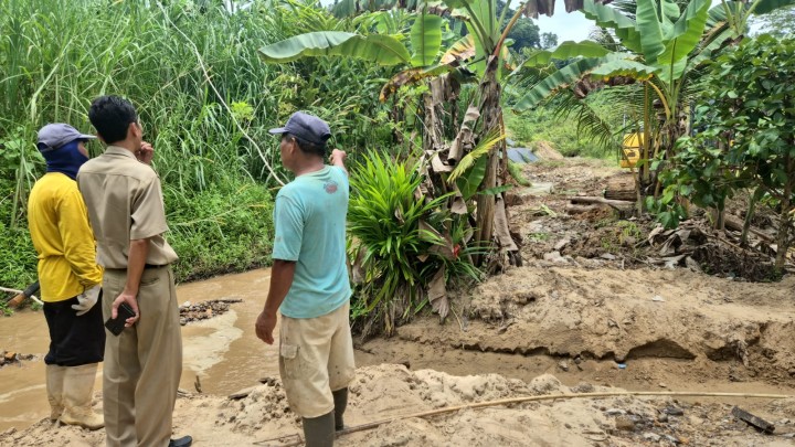 Pengerukan Pinggiran Sungai RT.24 Kelurahan Tanah Merah Tahun 2025