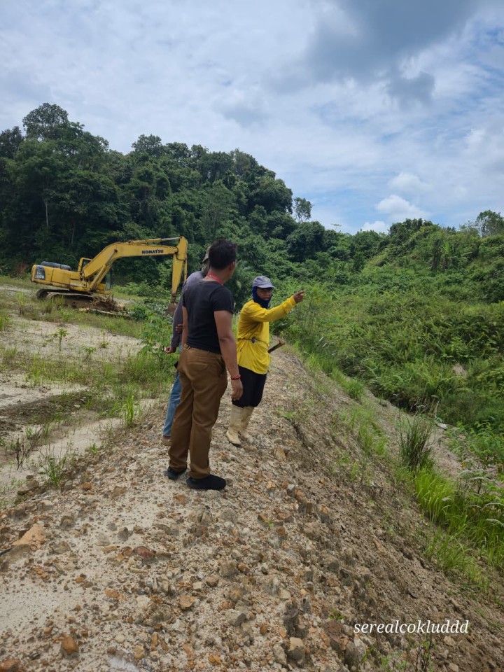 Pengerukan Pinggiran Sungai RT.24 Kelurahan Tanah Merah Tahun 2025