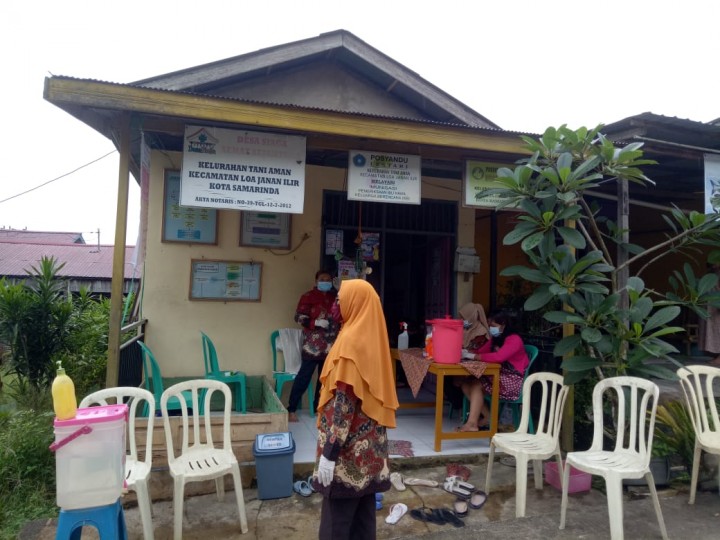 Kunjungan Silaturahmi dan Koordinasi Survey Pelayanan Posyandu Lestari oleh Lurah Tani Aman yang Berdasarkan Aturan Protokol COVID-19 pada Rabu, 15 Juli 2020