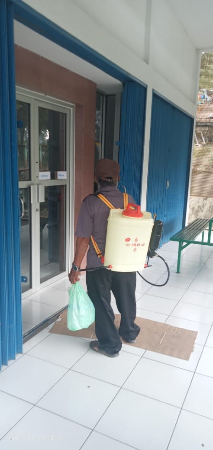 Penyemprotan Desinfektan di SMKN 14 Bantuan dari Kelurahan Tani Aman, Kecamatan Loa Janan Ilir