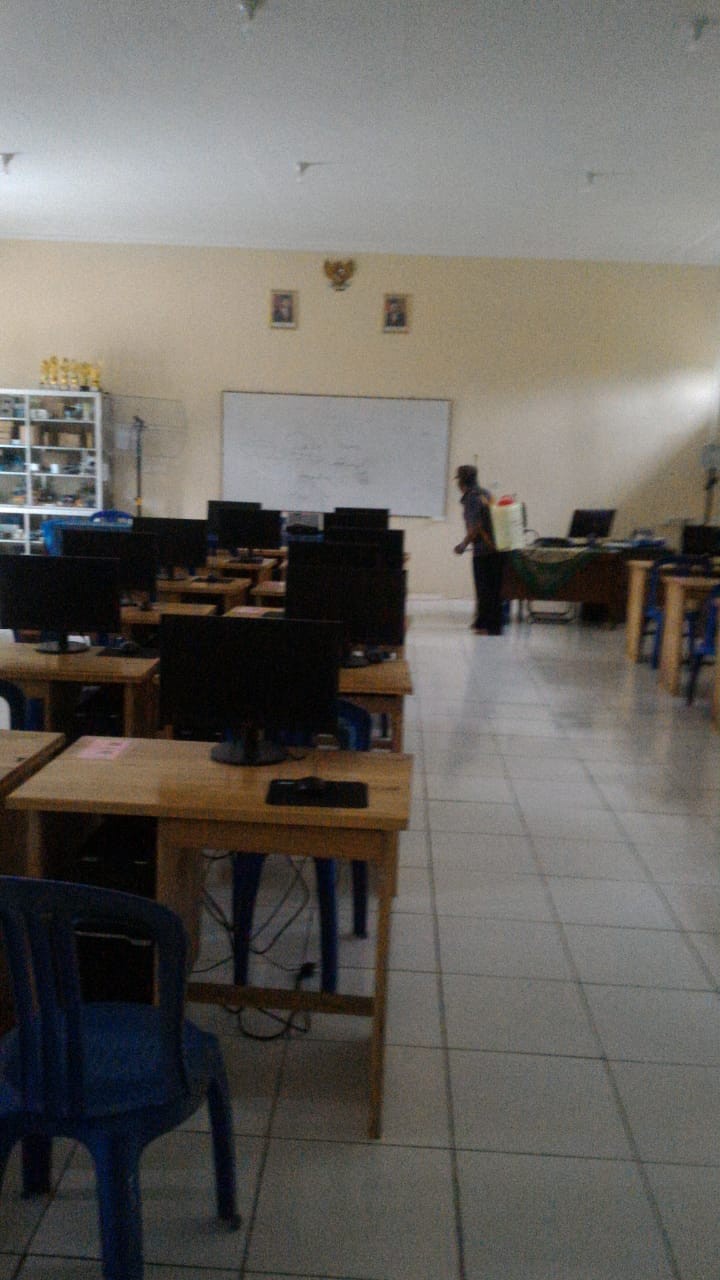 Penyemprotan Desinfektan di SMKN 14 Bantuan dari Kelurahan Tani Aman, Kecamatan Loa Janan Ilir