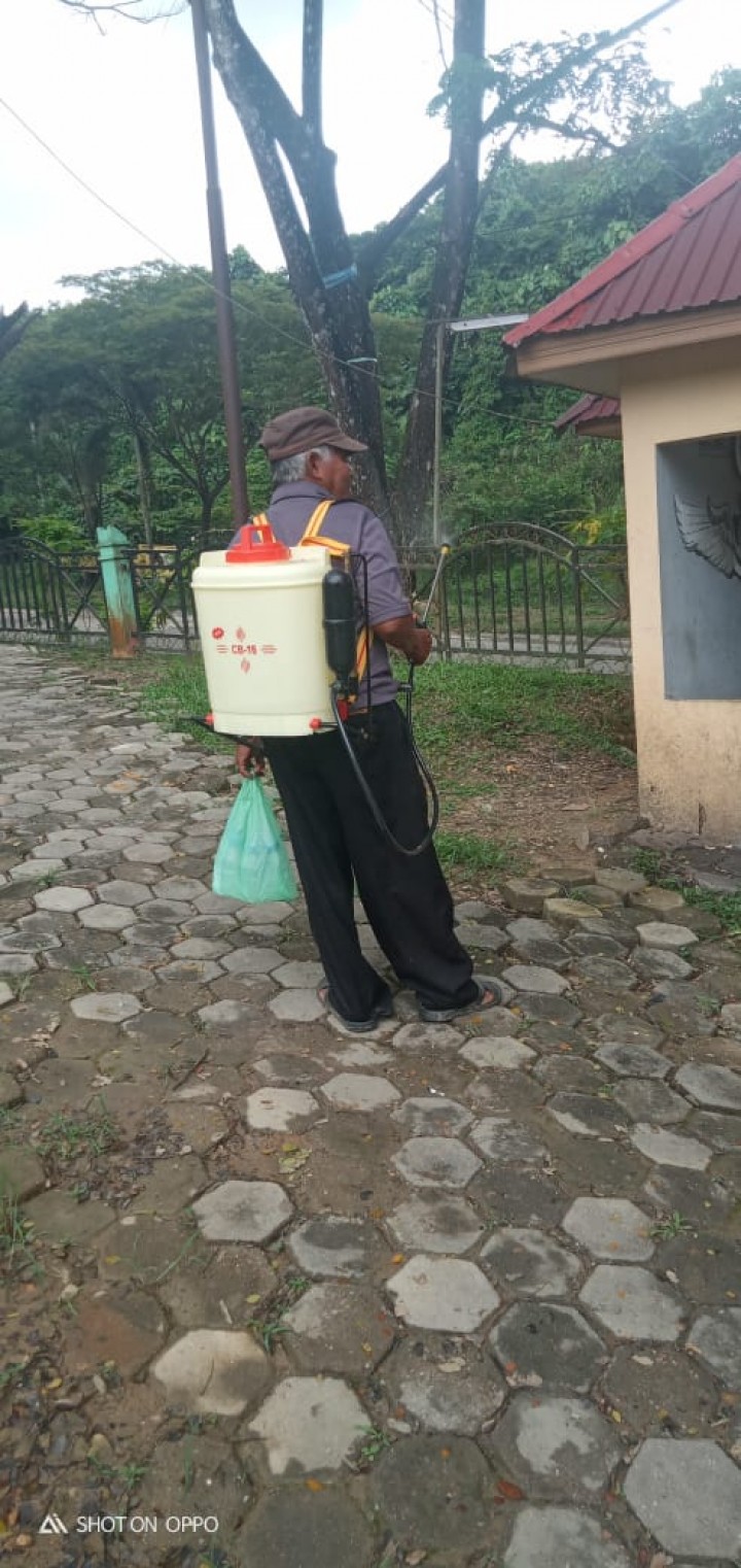 Penyemprotan Desinfektan di SMKN 14 Bantuan dari Kelurahan Tani Aman, Kecamatan Loa Janan Ilir